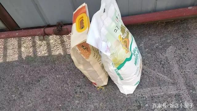 老人将积蓄藏土里 不料被虫吃了